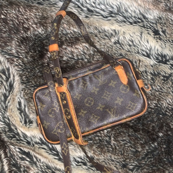 LOUIS VUITTON Authentic Signature Pristine Pochette Crossbody - Picture 4 of 13